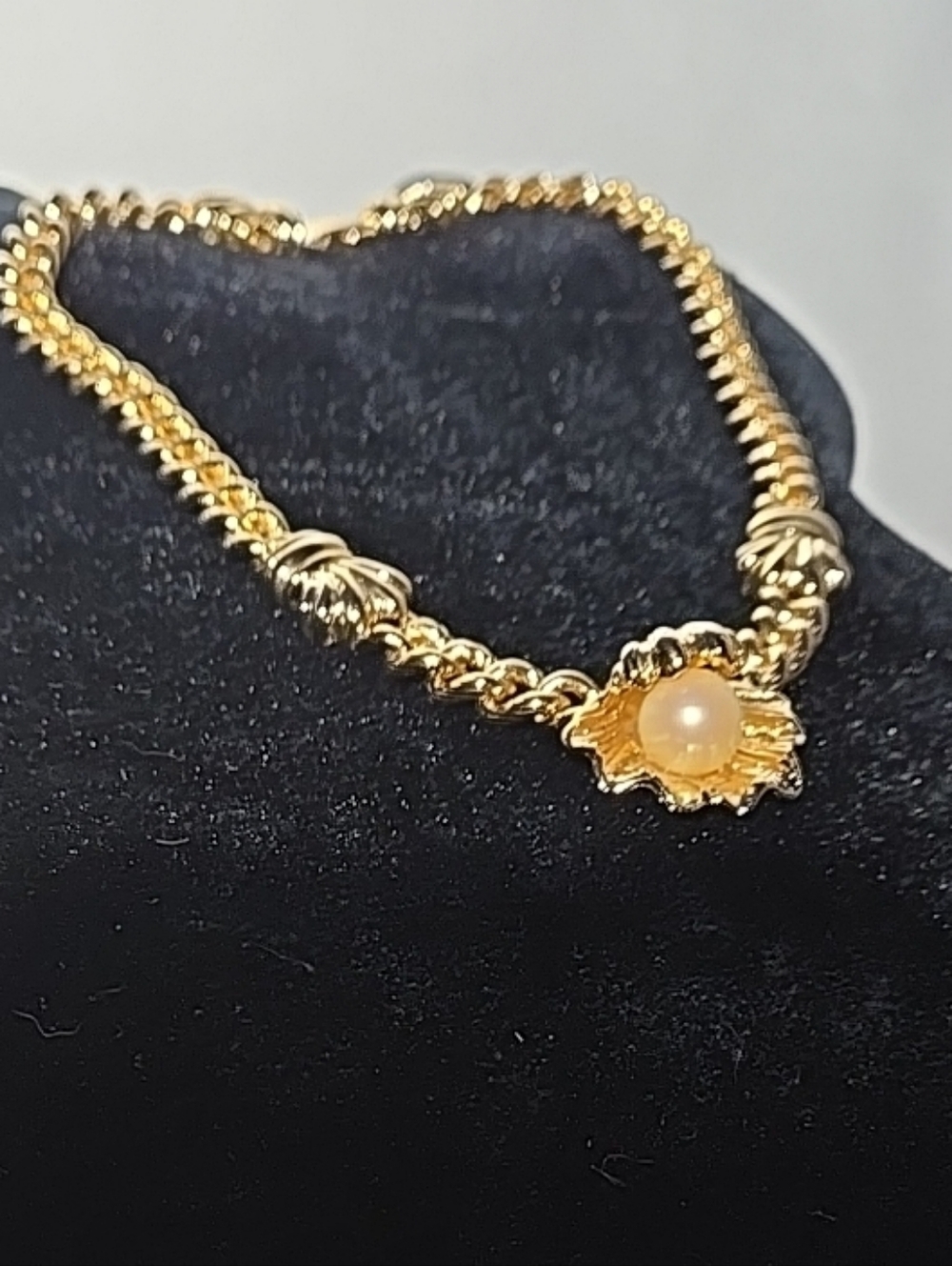 IVANA Oyster Shell Pearl Gold Tone Cuban Link  Pendant Necklace - Picture 5 of 9